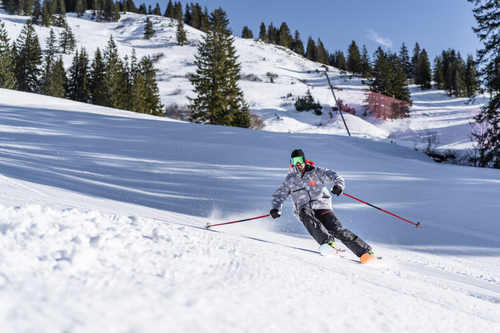 Ein Mann fährt auf der Piste Ski