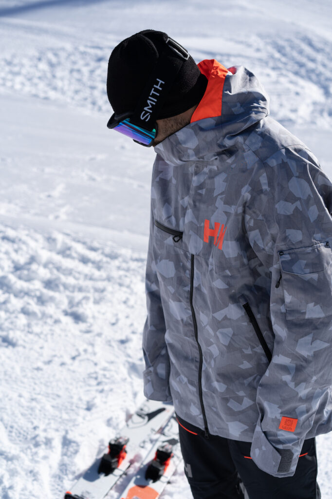 Ein Mann schaut auf seine Ski - Chris Gollhofer Lifestylefotografie - Schweiz