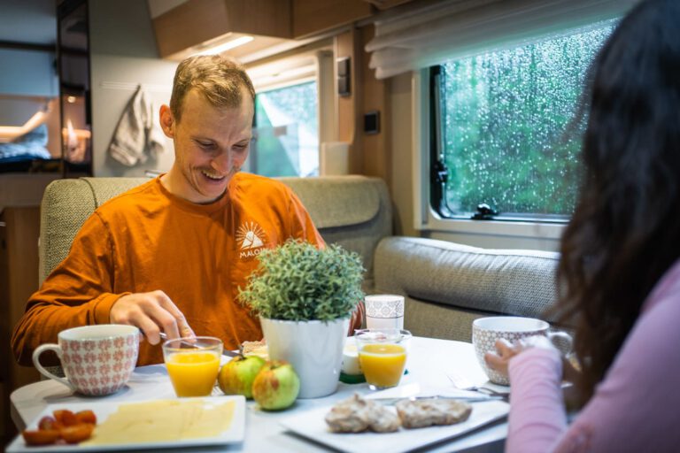 Ein Mann beim Frühstück in einem Wohnmobil - MTB Chris Gollhofer People Fotografie