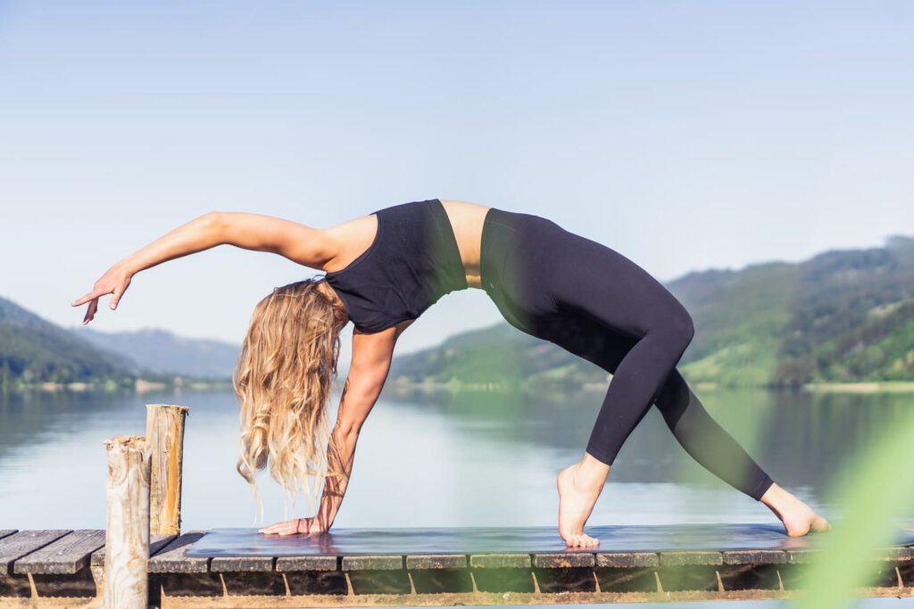 Eine Frau während einer Yoga Stunde an einem See - Lifestyle Fotografie Chris Gollhofer