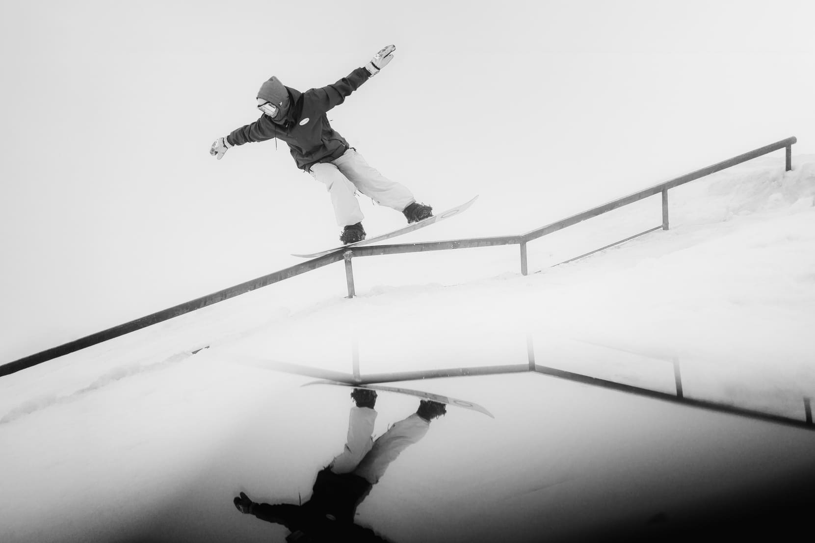 Ein Snowboarder auf einem Geländer - Sport und Lifestyle Fotograf Chris Gollhofer Mölltaler Gletscher