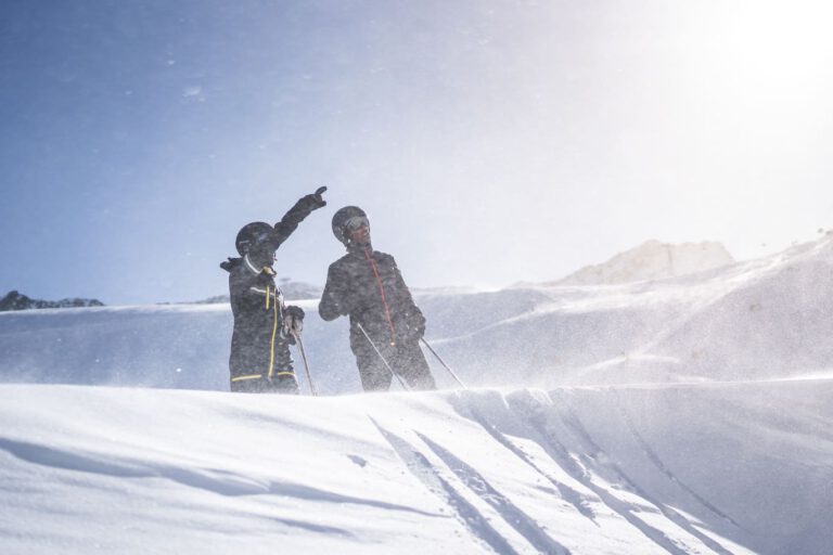 Zwei Männer beim Skifahren in Sölden - Chris Gollhofer Lifestyle Fotografie