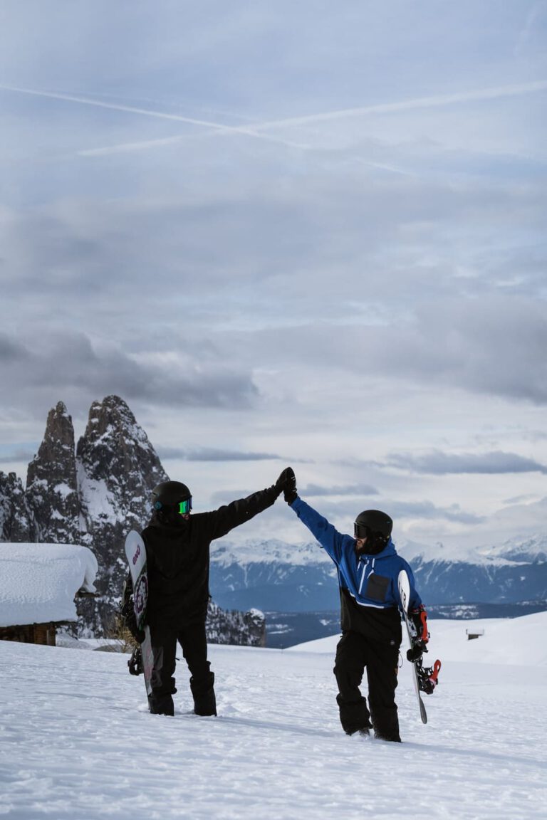 Zwei Snowboarder geben sich einen high five - Lifestyle Photography Chris Gollhofer