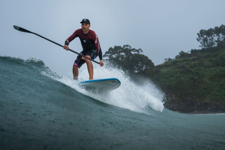 Ein Mann surft auf einem SUP eine Welle - Frankreich Chris Gollhofer Sport Fotografie