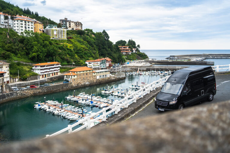Ein Wohnmobil fährt in einen Hafen in Spanien - Chris Gollhofer Reisefotografie