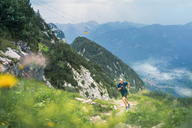 Ein Mann rennt einen Trail hinauf - Chris Gollhofer Sportfotografie Alpsitze