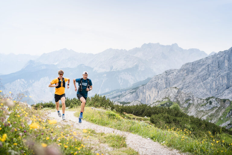 Zwei Trailrunner in den bayerischen Alpen - Chris Gollhofer Sport Fotografie VWR Garmisch