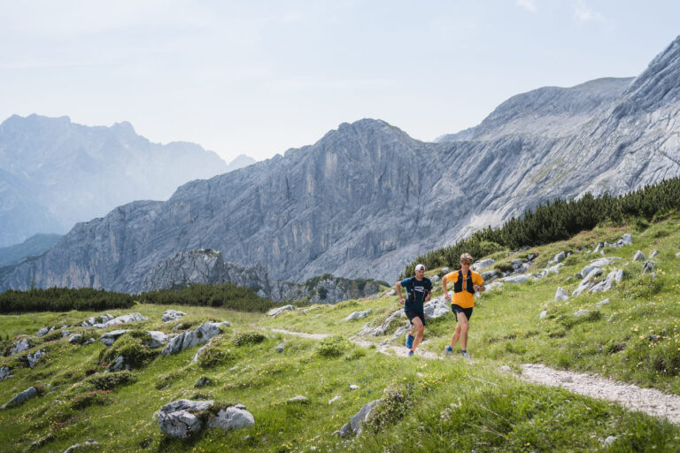 Florian Reichert und Sebastian Hallmann auf der Alpsitze in Garmisch - Chris Gollhofer VWR Trailrunning