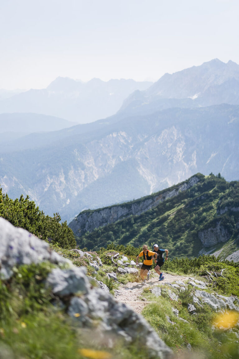 Zwei Trailrunner in der Mittagssonne auf einem Berg - Chris Gollhofer Lifestyle Fotograf Deutschland VWR