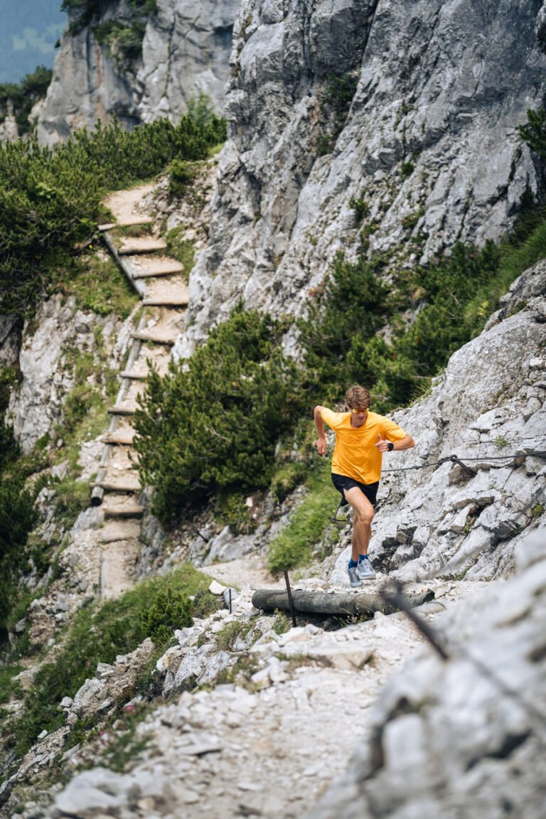 Florian Reichert auf einem schmalen Trail auf der Alpsitze - Chris Gollhofer Sportfotografie Bayern