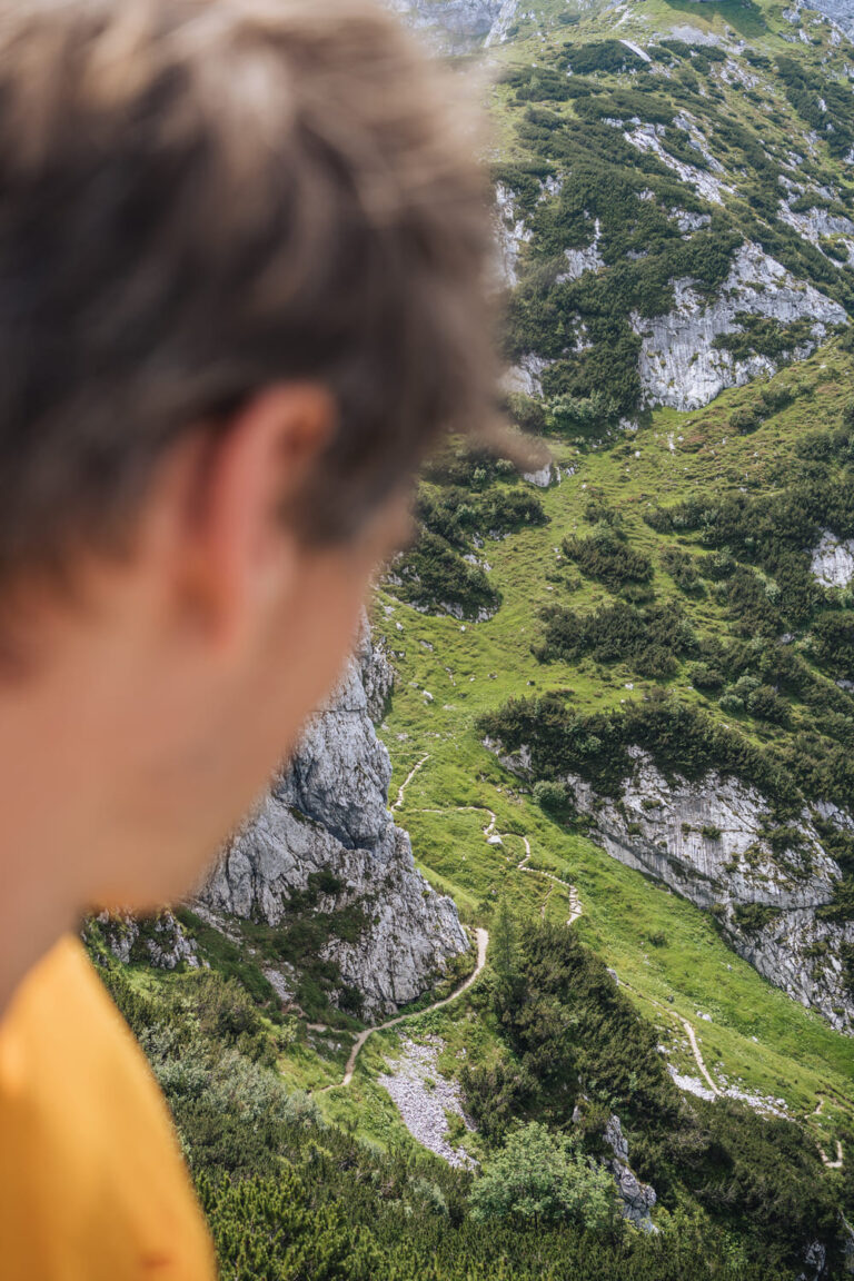 Florian Reichert schaut auf einen Trail - Chris Gollhofer Sportfotografie Alpsitze
