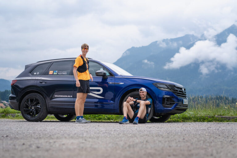 Florian Reichert und Sebastian Hallmann vor ihrem Volkswagen R Touareg - Chris Gollhofer Lifestylefotograf Trailrunning