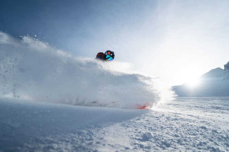 Ein Skifahrer sprayt Schnee von der Piste - Chris Gollhofer Sportfotograf Laax Skifahren