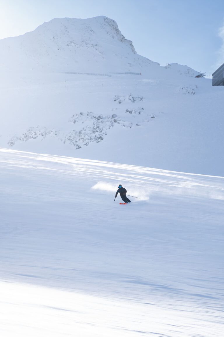 Ein Skifahrer beim Tiefschneefahren - Chris Gollhofer Sportfotograf Hintertux Skifahren