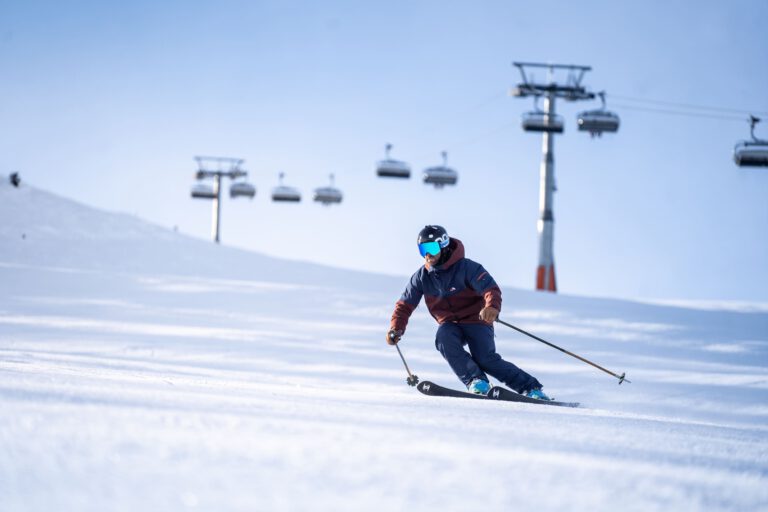 Ein Skifahrer auf einer leeren Piste - Chris Gollhofer Outdoorfotograf Tirol Snow Card Tirol