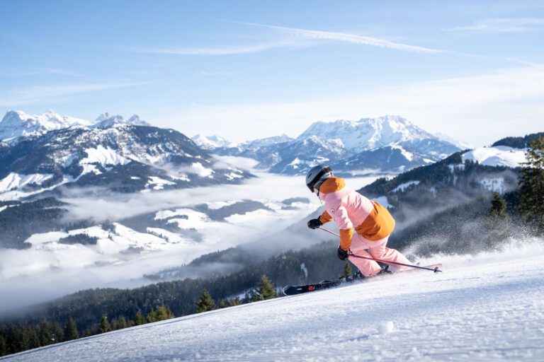 Eine Frau beim Skifahren im Tirol - Chris Gollhofer Outdoorfotograf - Snow Card Tirol