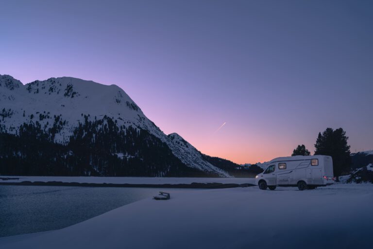 Ein Wohnmobil im Winter an einem Bergsee - Chris Gollhofer Lifestylefotograf Bayern Skifahren