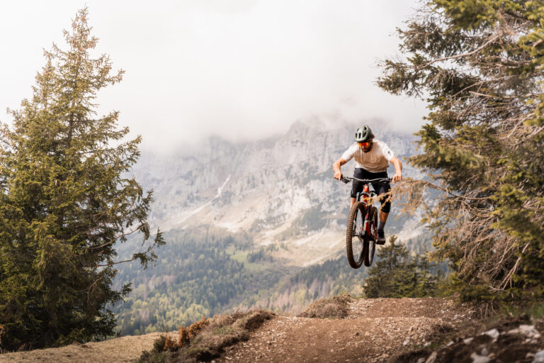 Ein Mann beim Mountainbike auf einem Trail - Chris Gollhofer Sportfotograf - Italien