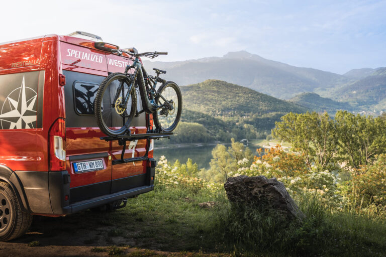 Ein Campervan mit Mountainbike vor einem See - Chris Gollhofer Outdoor Fotograf - Österreich