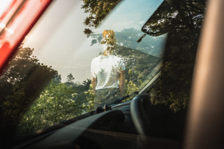 Eine Frau steht vor einem Fahrzeug - Lifestylefotografie Chris Gollhofer