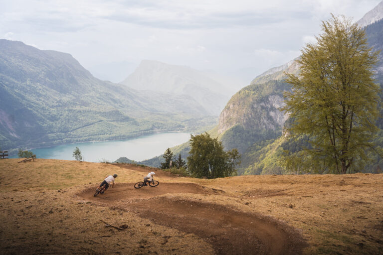 Zwei Mountainbiker fahren auf einem Flowtrail - Chris Gollhofer Sport und Outdoorfotografie