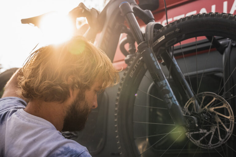 Ein Mann befestigt ein Fahrrad auf einem Fahrradträger - Chris Gollhofer Lifestylefotograf