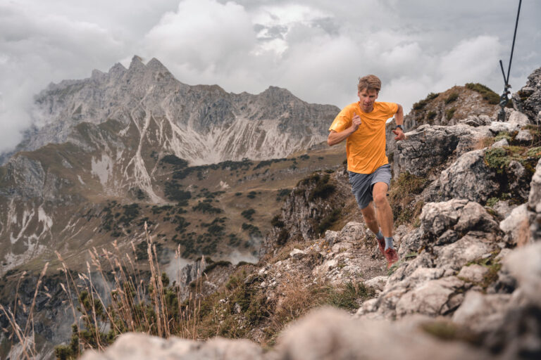Ein Mann beim Trailrunnen auf einem Berg - Chris Gollhofer Sportfotograf - Österreich