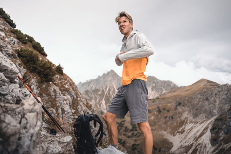 Trailrunner Florian Reichert zieht sich einen Pullover an - Chris Gollhofer Lifestylefotografie - Tirol