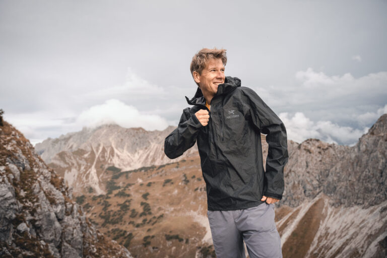 Ein Mann in einer schwarzen Regenjacke - Chris Gollhofer Lifestylefotograf - Südtirol