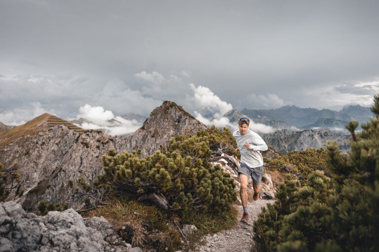 Florian Reichert auf einem Trail in den Alpen - Chris Gollhofer Sportfotografie - Oberallgäu
