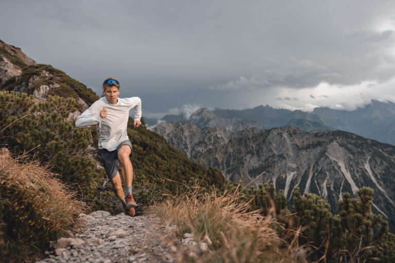 Florian Reichert beim Trailrunnen in der Abenddämmerung - Chris Gollhofer Sportfotografie - Tirol