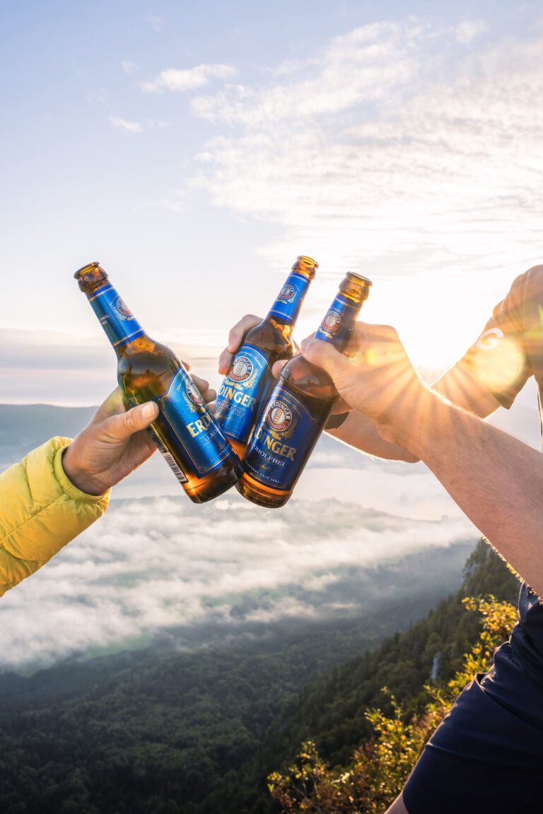 Drei Freunde stoßen mit ihren Bieren an - Lifestylefotografie - Chris Gollhofer- Schweiz