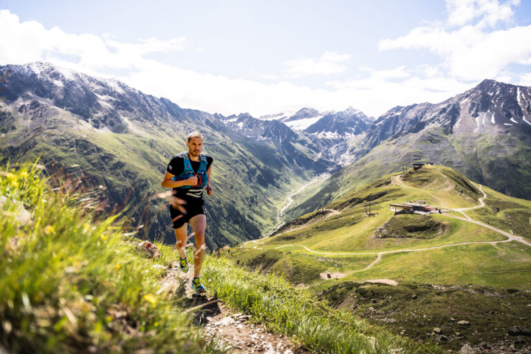 Sebastian Hallmann in den Pitztaler Bergen beim Trailrunning - Chris Gollhofer Sportfotografie - Italien