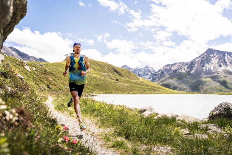 Ein Mann rennt an einem Bergsee - Chris Gollhofer - Sportfotografie - Alpen